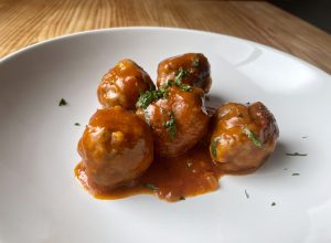 Albóndigas de Cordero con Patatas Confitadas