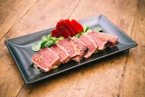 Tataki de Atún con Sésamo y Wakame